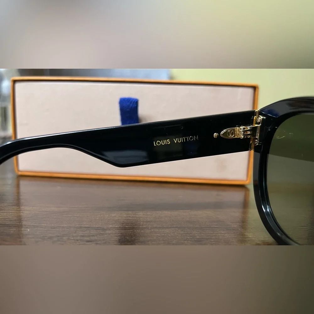 Louis Vuitton Flower Edge Round Sunlglasses - Picture 3 of 14